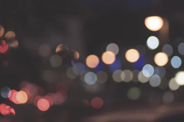 Luzes de rua desfocadas à noite abstrato — Fotografia de Stock