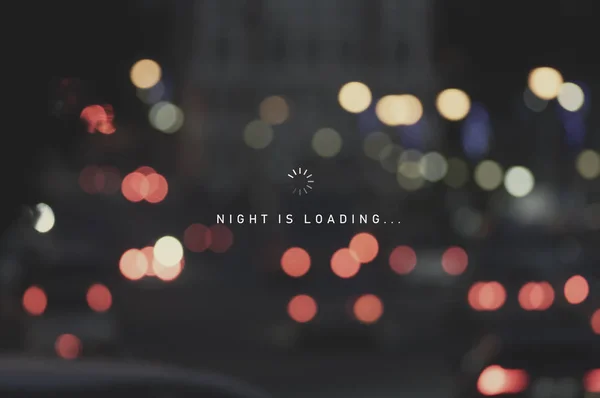 La notte è segno di carico su lampioni sfocati di notte Astra — Foto Stock
