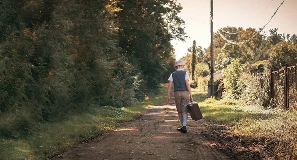 Little traveler with suitcase is going to trip — Stock Photo, Image