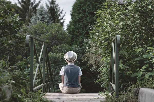 Çocuk th bahçede bir merdivende tek başına oturan — Stok fotoğraf