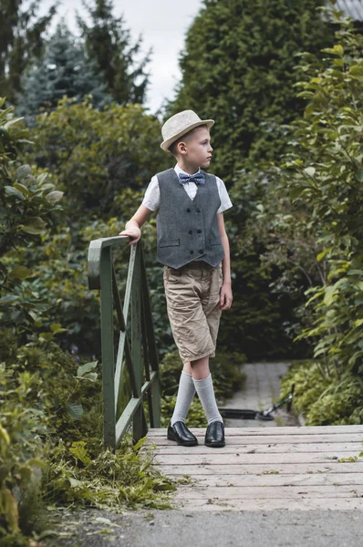 Retro-Porträt eines jungen Mannes im Sommergarten — Stockfoto
