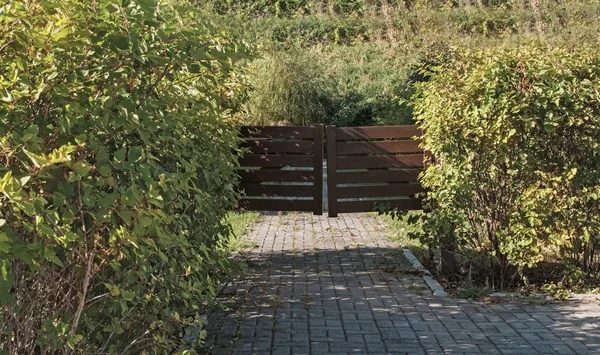 Portas de madeira em um jardim — Fotografia de Stock