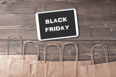 Kara Cuma kelimeleri tablet bilgisayarda ve el sanatları çantalarında