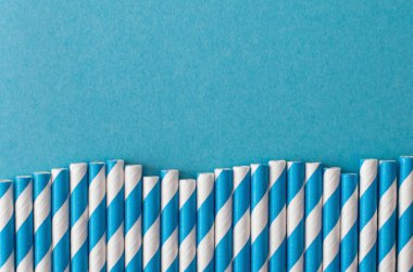 Tek renkli mavi kıvrımlı pipetler.