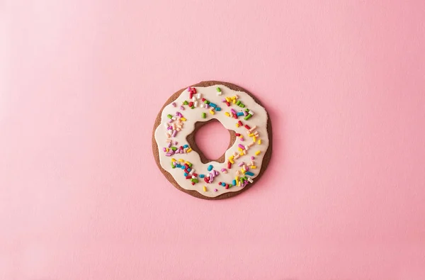분홍색 배경의 도넛 — 스톡 사진