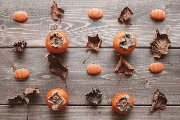 Fall flatlay datolyaszilva, sütőtök cukorka és száraz levelek — Stock Fotó