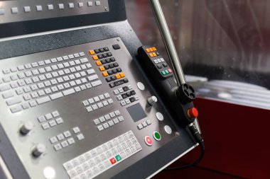 Ön Kontrol Paneli'nde ile modern Cnc işleme merkezi. Seçici odak.