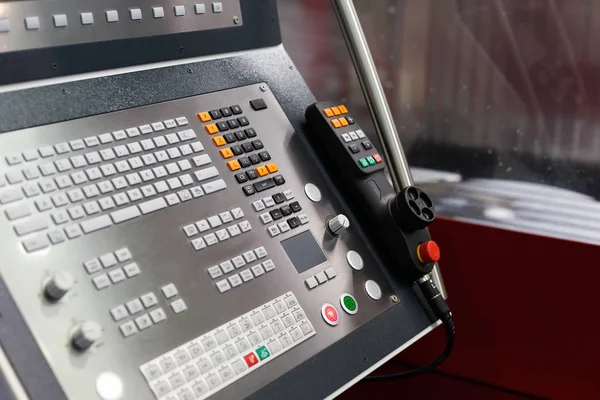 Ön Kontrol Paneli'nde ile modern Cnc işleme merkezi. Seçici odak.