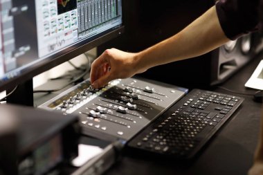 Kayıt ve evde studio karıştırma müzik. Seçici odak.
