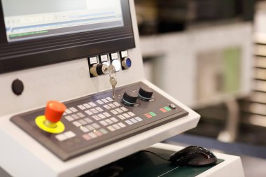 Çoklu Eksen Cnc işleme merkezi denetim masası. Seçici odak.