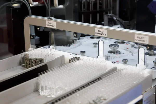 Ampolas Controle Qualidade Linha Fabricação Farmacêutica Foco Seletivo — Fotografia de Stock