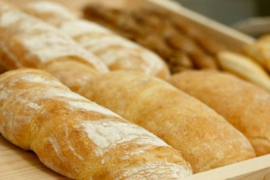 Taze pişmiş ekmek somun ekmek dükkanında. Seçici odak.