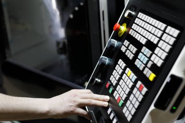CNC Torna Makinesi operatörü iş başında