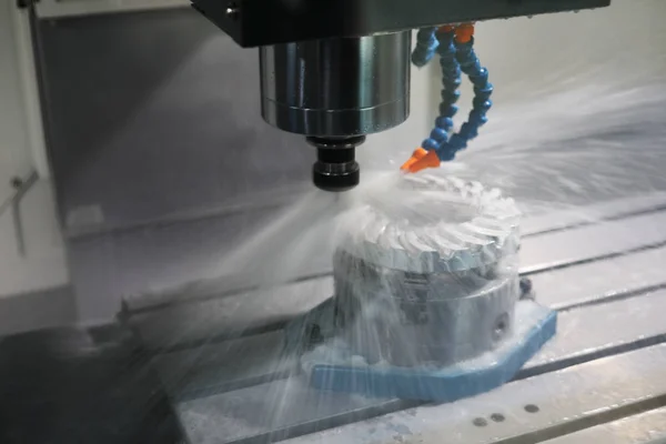 Milling on CNC center with metalworking fluid — Stock Photo, Image