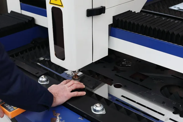 Máquina de corte a laser com controle CNC em processo — Fotografia de Stock