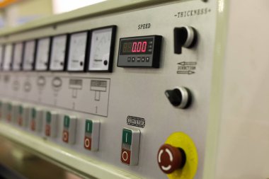 bir üretim hattının elektrik kontrol paneli