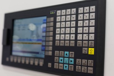kontrol paneli ve CNC çalışan makinenin ekranı