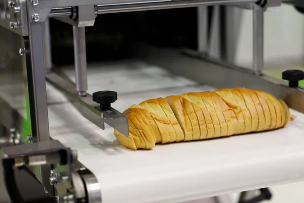 Máquina automática industrial do cortador de pão — Fotografia de Stock