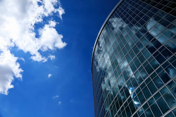 modern bir binanın cam cephe ve mavi gökyüzü