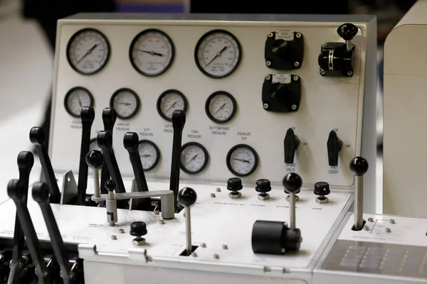 sondaj kulesinin çalışma masasında kontroller