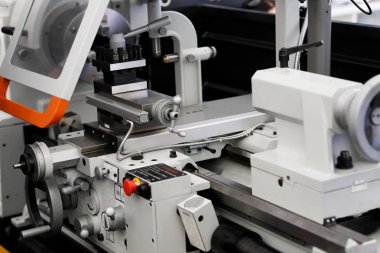 endüstriyel metal torna makinesi yakın