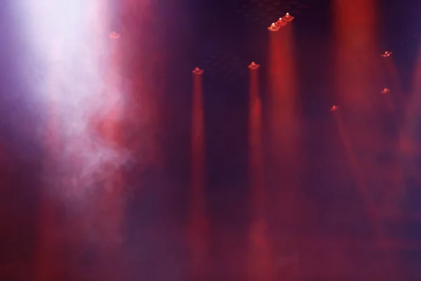 赤いステージライトとコンサートの煙 — ストック写真