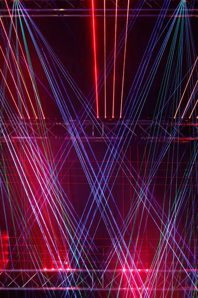 Wielokolorowe wiązki laserowe światła sceniczne — Zdjęcie stockowe