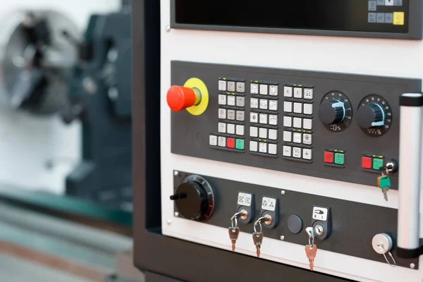 Moderne Drehmaschine mit CNC-Steuerung — Stockfoto