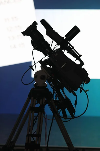 Επαγγελματική τηλεοπτική κάμερα στο τρίποδο — Φωτογραφία Αρχείου