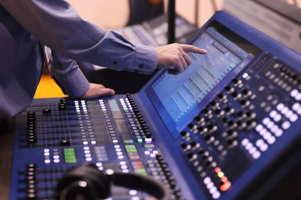 Operator working with digital mixing console — Stock Photo, Image