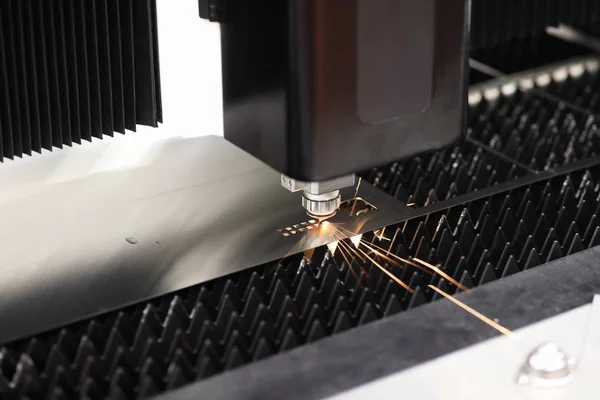 Taglio lamiera di acciaio con macchina CNC taglio laser — Foto Stock