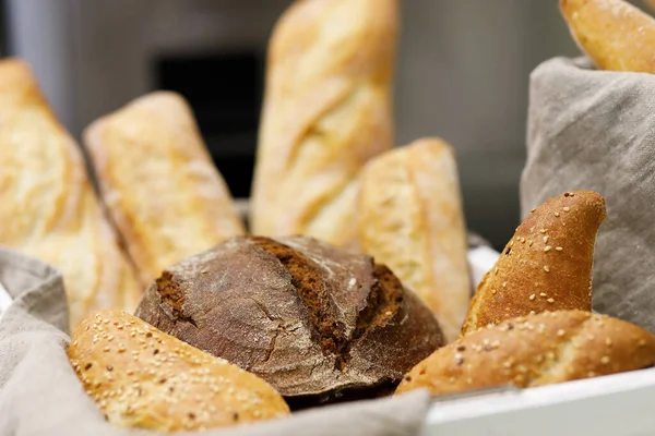 Bochníky Chleba Pekárně Selektivní Zaměření — Stock fotografie