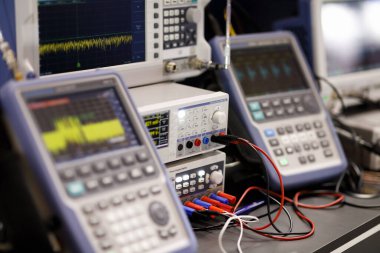 Elektronik dijital ekipmanlı modern radyo laboratuvarı. Seçici odak.