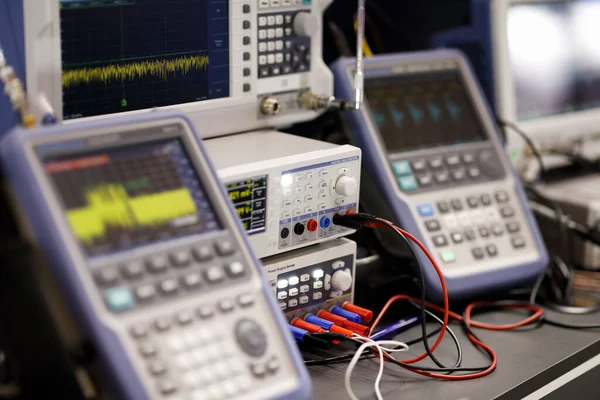 Laboratório Rádio Moderno Com Equipamento Digital Eletrônico Foco Seletivo — Fotografia de Stock