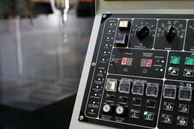 Modern 5 eksen CNC değirmen makinesinin kontrol paneli. Seçici odak.