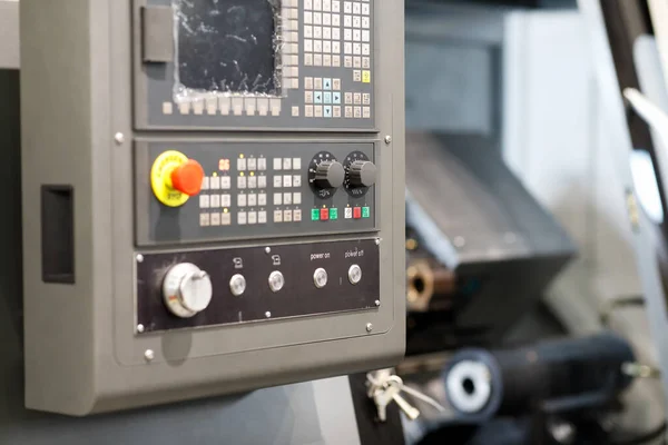 Cnc制御パネル付き金属加工旋盤機械 選択的焦点 — ストック写真