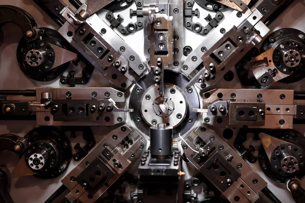 CNC bahar makinesi. Otomatik tel bükme makinesi. Seçici odak.