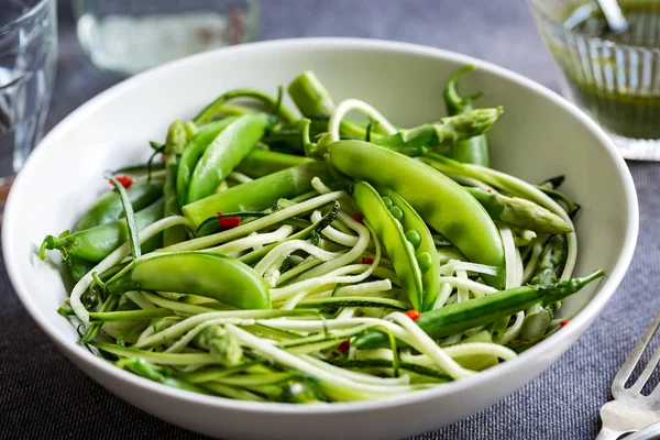 Zucchini Nudeln Mit Grünen Erbsen Und Spargelsalat Mit Basilikumdressing — Stockfoto