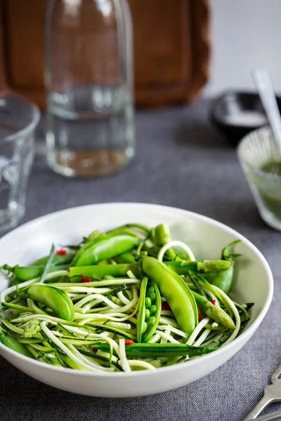 Courgette Zoodles Met Groene Erwten Asperge Salade Met Basilicum Dressing — Stockfoto