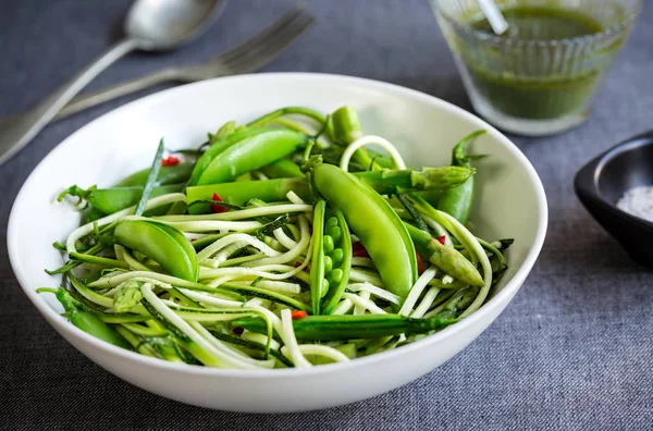 Zucchine Zoodles Con Piselli Verdi Insalata Asparagi Con Condimento Basilico — Foto Stock