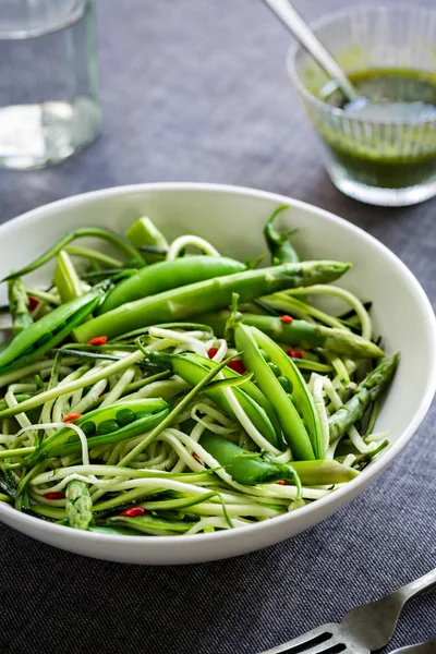 Zoodles Abobrinha Com Ervilhas Verdes Salada Espargos Com Molho Manjericão — Fotografia de Stock