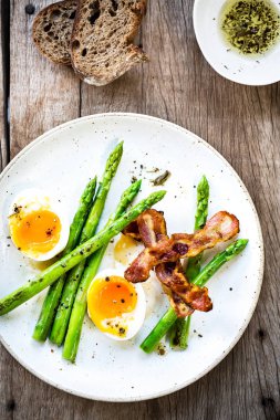 Pastırma, katılaşmış kuşkonmaz ve yumuşak haşlanmış yumurta ile çavdar ekmeği