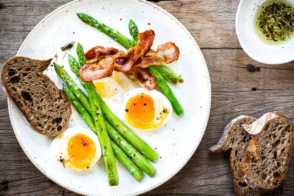 Speck Gebratener Spargel Und Weich Gekochtes Mit Roggenbrot — Stockfoto