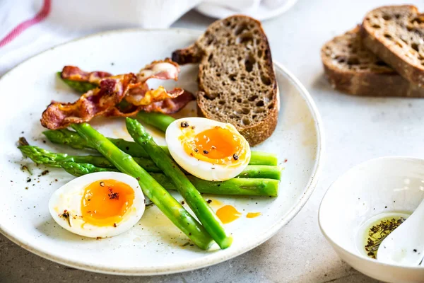 Pastırma Katılaşmış Kuşkonmaz Yumuşak Haşlanmış Yumurta Ile Çavdar Ekmeği — Stok fotoğraf
