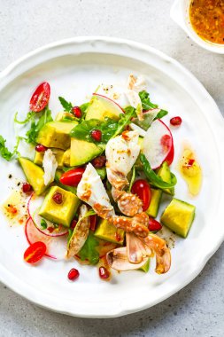 Kireç ve biber salata avokado, roket ve nar salatası ile Yengeç