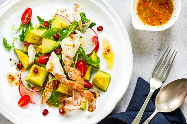 Kireç Biber Salata Avokado Roket Nar Salatası Ile Yengeç — Stok fotoğraf