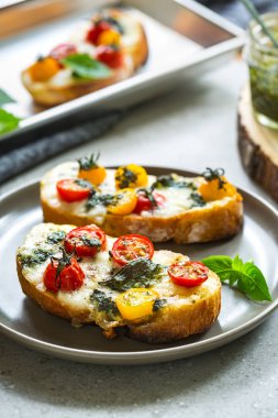 Mozzarella kiraz domates ve fesleğen Pesto ile tost eritmek