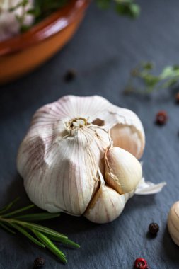 Sarımsak ince dal biberiye ve kekik bir kil çanağı ile