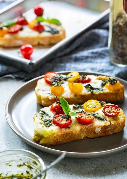 Derretir Mozzarella Con Tomates Cherry Pesto Albahaca Tostadas —  Fotos de Stock