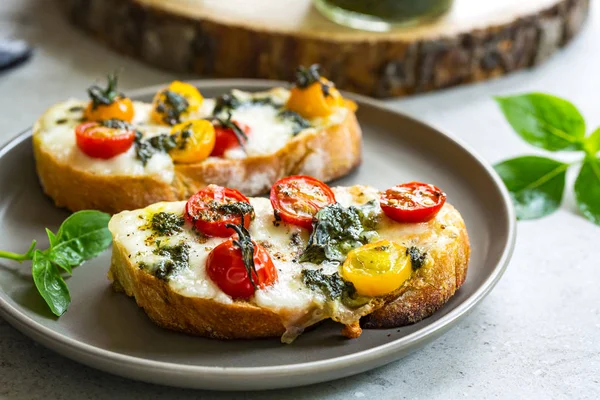 Mozzarella Mit Kirschtomaten Und Basilikum Pesto Auf Toast Schmelzen — Stockfoto